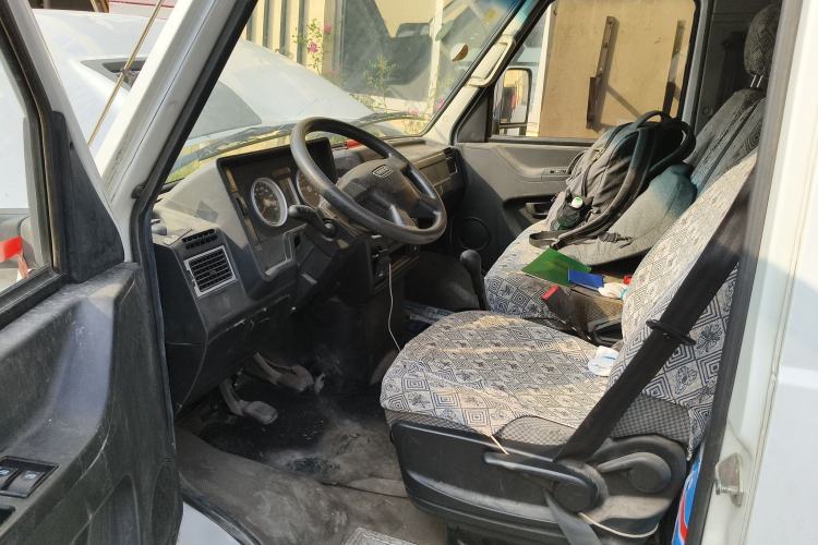 Used Iveco Daily 2020 2.5T A35 Passenger Van with Dual Tires Mid-Roof Design 5-9 Seater Side-Sliding Door China V Emission Standard Interior 3