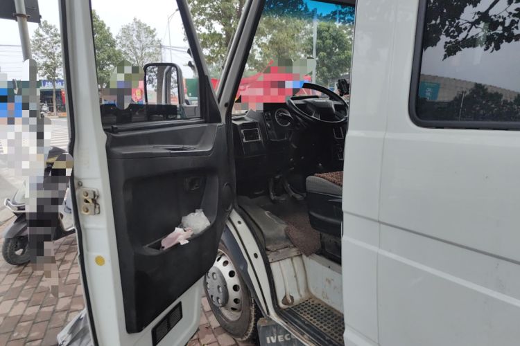 Used Iveco Daily 2020 2.5T A40 Passenger Van Dual Tires Mid-Roof Design 5-9 Seats China VI Emission Standard Interior 3