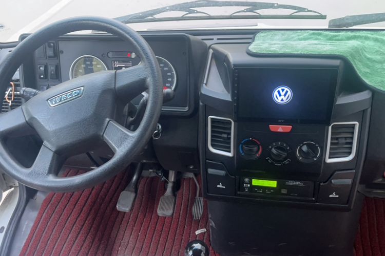 Used Iveco Daily 2020 2.8T A40 Bus Dual Tires Mid-Roof Design 10–17 Seats China VI Emission Standard Interior 4