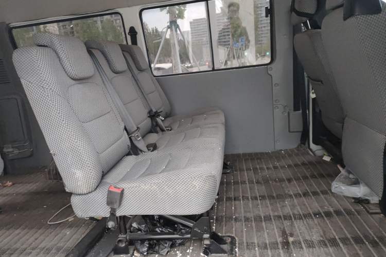 Used Iveco Daily 2020 2.5T A35 Passenger Van with Dual Tires Mid-Roof Design 5-9 Seater Side-Sliding Door China V Emission Standard Interior 4