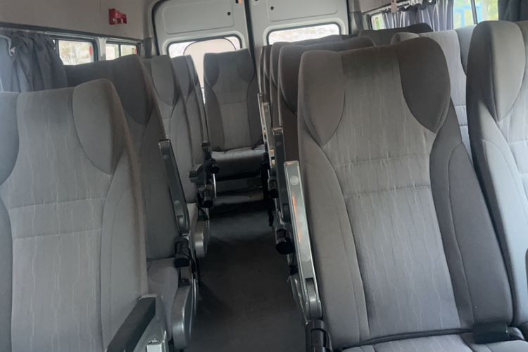 Used Iveco Daily 2020 2.8T A40 Bus Dual Tires Mid-Roof Design 10–17 Seats China VI Emission Standard Interior 5