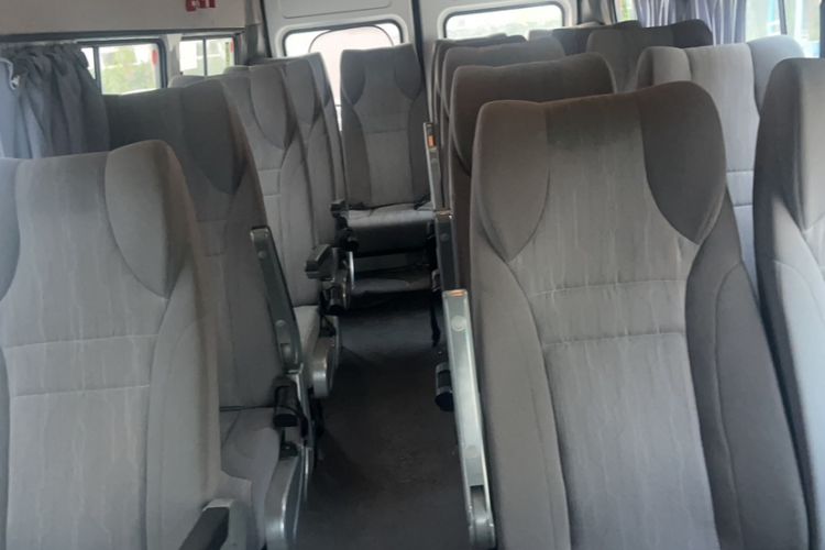 Used Iveco Daily 2020 2.8T A40 Bus Dual Tires Mid-Roof Design 10–17 Seats China VI Emission Standard Interior 6
