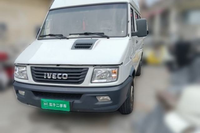 Iveco Daily 2020 2.5T A35 Passenger Van Single-Tire Mid-Roof Design 5-9 Seats China V Emission Standard مستعملة