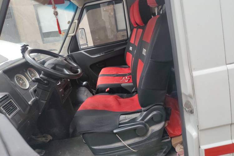 Used Iveco Daily 2020 2.8T V35 Box Truck with Dual Tires Mid-Roof Design 3 Seats Emission Standard China V Left Front Seat