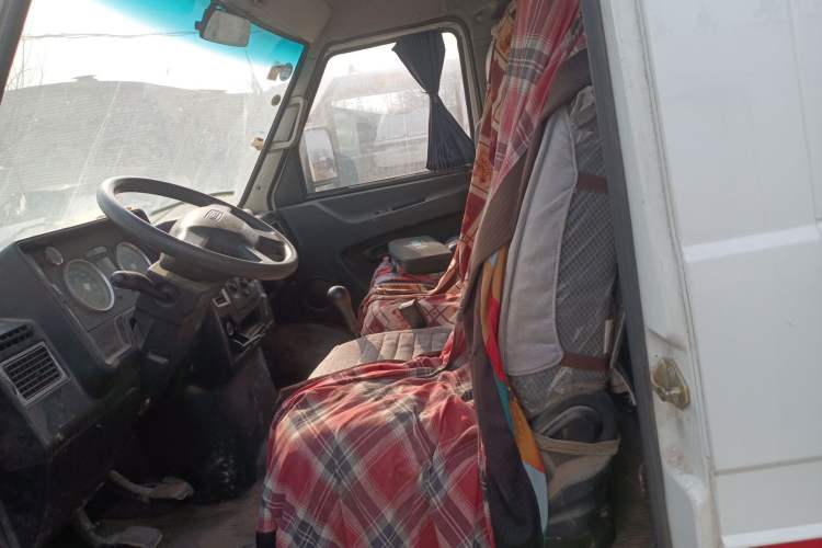Used Iveco Daily 2020 2.8T V40 Cargo Van with Dual Tires Mid-Roof Design 3 Seats China V Emission Standard Left Front Seat
