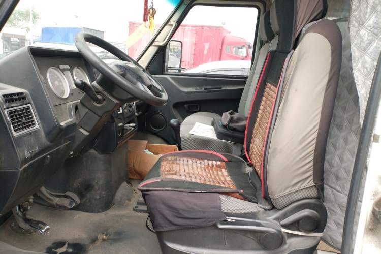 Used Iveco Daily 2020 2.5T A35 Passenger Van with Dual Tires Mid-Roof Design 5-9 Seater China V Emission Standard Left Front Seat