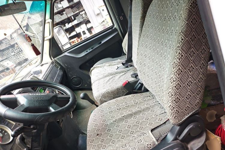 Used Iveco Daily 2020 2.5T A35 Passenger Van Single-Tire Mid-Roof Design 5-9 Seats with Sliding Side Door Meeting China V Emission Standards Left Front Seat