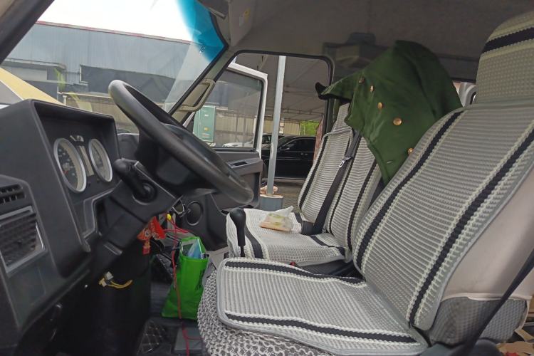 Used Iveco Daily 2020 2.5T A35 Passenger Van with Dual Tires Mid-Roof Design 5-9 Seater Side-Sliding Door Euro VI Standard Left Front Seat