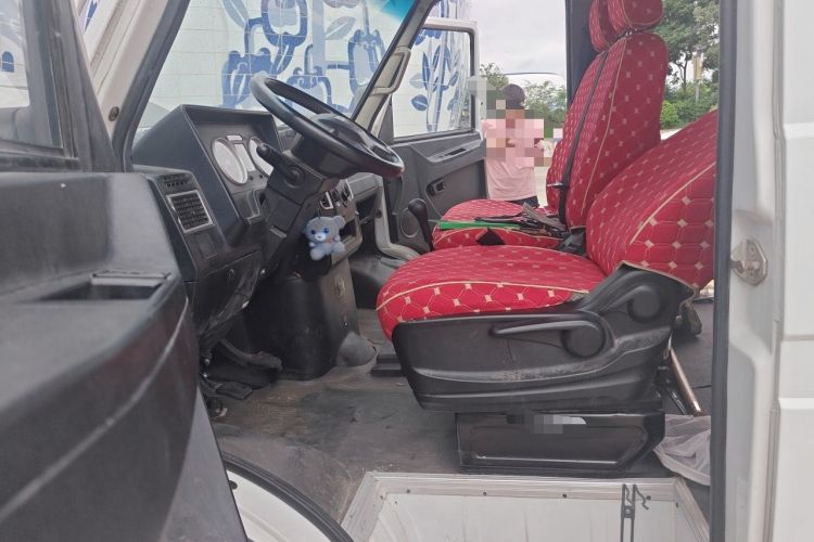 Used Iveco Daily 2020 2.5T A35 Passenger Van Single-Tire Mid-Roof Design 5-9 Seater with Sliding Side Door Meeting China VI Emission Standards Left Front Seat