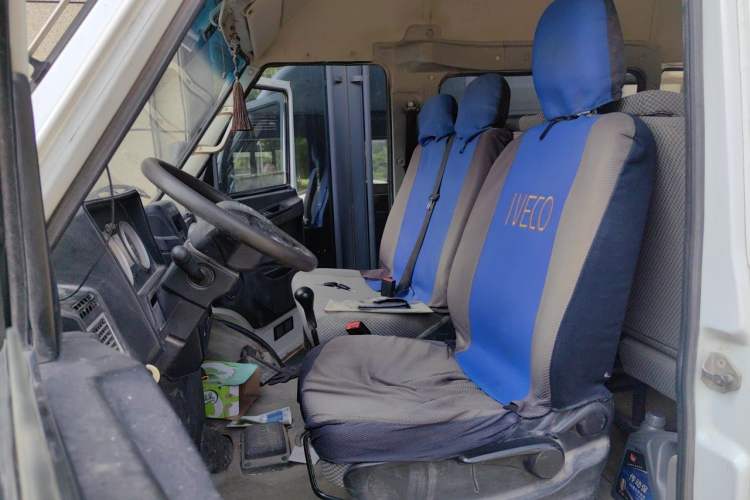 Used Iveco Daily 2020 2.5T A35 Passenger Van Single-Tire Mid-Roof Design 5-9 Seats China V Emission Standard Left Front Seat