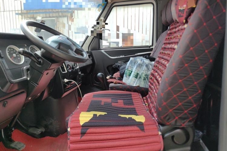 Used Iveco Daily 2020 2.8T V35 Box Truck with Dual Tires Mid-Roof Design 3 Seats Emission Standard China V Left Front Seat