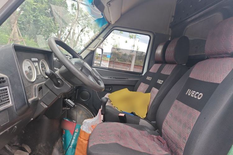 Used Iveco Daily 2020 2.8T V40 Cargo Van with Dual Tires Mid-Roof Design 3 Seats China V Emission Standard Left Front Seat