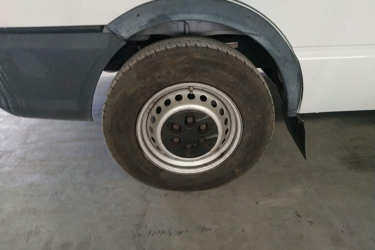 Used Iveco Daily 2020 2.5T A35 Passenger Van Single-Tire Mid-Roof Design 5-9 Seats China V Emission Standard Left Front Wheel Hub