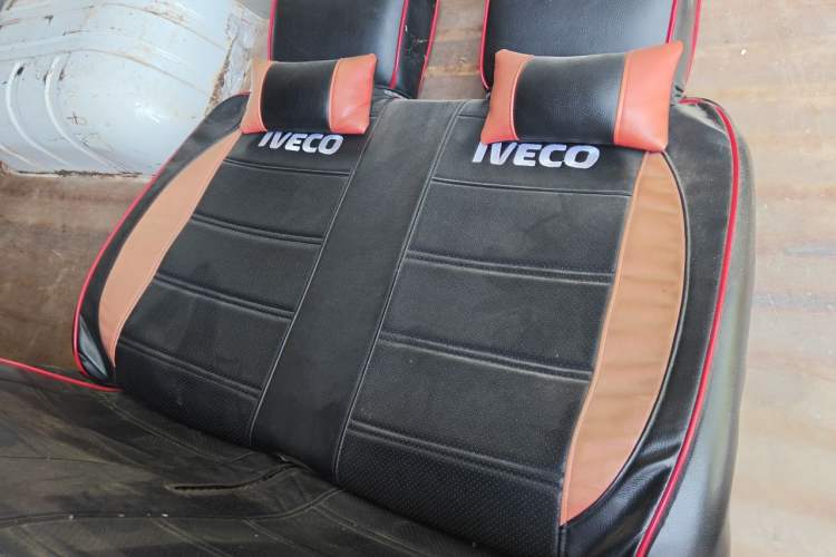 Used Iveco Daily 2020 2.8T V40 Cargo Van with Dual Tires Mid-Roof Design 3 Seats China VI Emission Standard Left Rear Seat