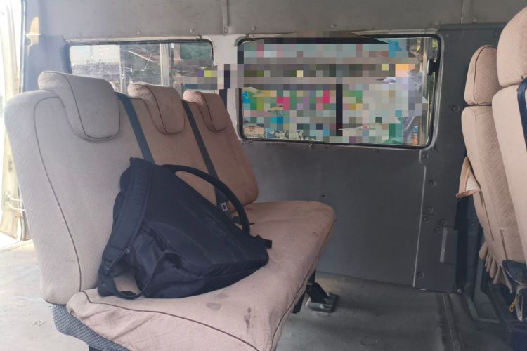 Used Iveco Daily 2020 2.5T A35 Passenger Van Single-Tire Mid-Roof Design 5-9 Seats with Sliding Side Door Meeting China V Emission Standards Left Rear Seat