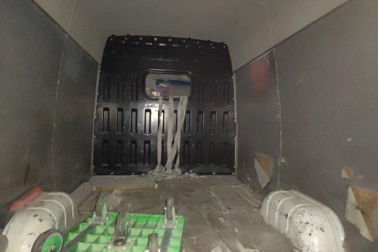 Used Iveco Daily 2020 2.8T V35 Box Truck with Dual Tires Mid-Roof Design 3 Seats Emission Standard China V Left Rear Seat