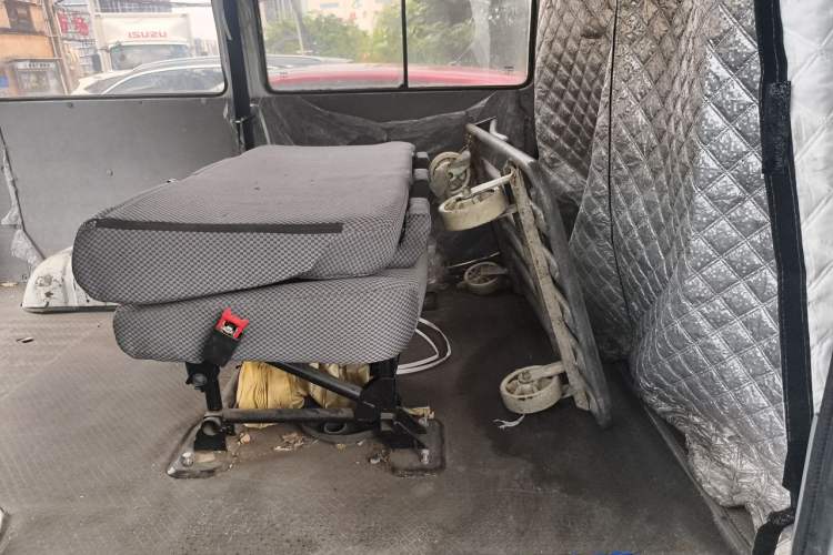 Used Iveco Daily 2020 2.5T A35 Passenger Van with Dual Tires Mid-Roof Design 5-9 Seater Side-Sliding Door China V Emission Standard Left Rear Seat