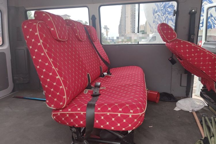 Used Iveco Daily 2020 2.5T A35 Passenger Van Single-Tire Mid-Roof Design 5-9 Seater with Sliding Side Door Meeting China VI Emission Standards Left Rear Seat