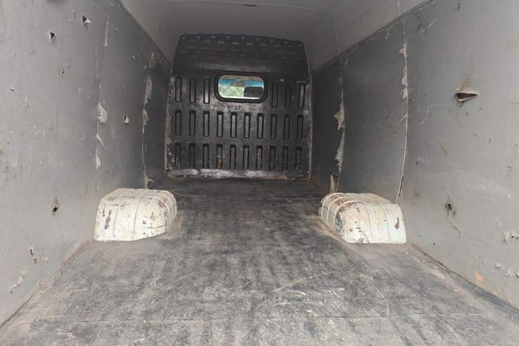 Used Iveco Daily 2020 2.8T V40 Cargo Van with Dual Tires Mid-Roof Design 3 Seats China V Emission Standard Left Rear Seat