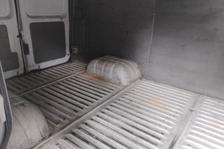 Used Iveco Daily 2020 2.8T V35 Box Truck with Dual Tires V35 Mid-Roof Design 3-Seater and Side-Sliding Door—China-V Standards Left Rear Seat