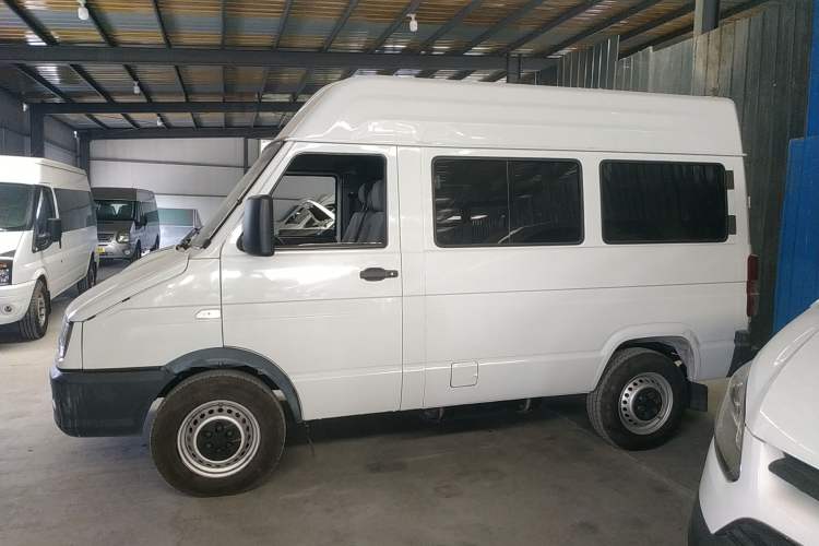 Used Iveco Daily 2020 2.5T A35 Passenger Van Single-Tire Mid-Roof Design 5-9 Seats China V Emission Standard Left Side