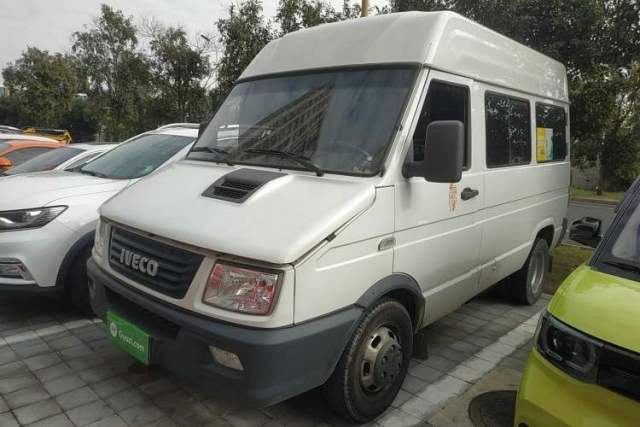 Iveco Daily 2020 2.5T A35 Passenger Van with Dual Tires Mid-Roof Design 5-9 Seater Side-Sliding Door Euro VI Standard مستعملة