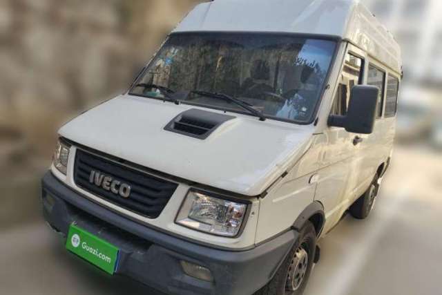 Iveco Daily 2020 2.5T A35 Passenger Van Single-Tire Mid-Roof Design 5-9 Seats with Sliding Side Door Meeting China V Emission Standards مستعملة