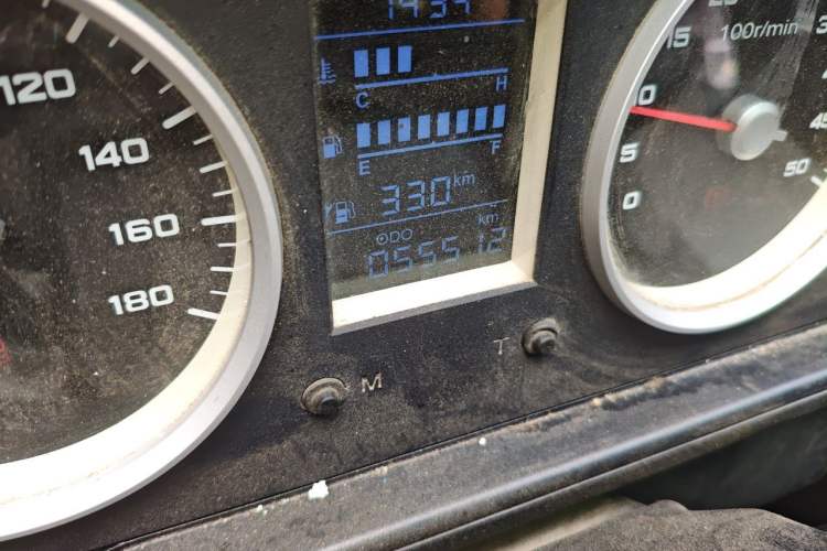Used Iveco Daily 2020 2.5T A35 Passenger Van Single-Tire Mid-Roof Design 5-9 Seats with Sliding Side Door Meeting China V Emission Standards Odometer Close Up