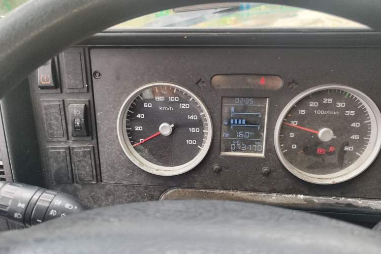 Used Iveco Daily 2020 2.5T A35 Passenger Van with Dual Tires Mid-Roof Design 5-9 Seater Side-Sliding Door China V Emission Standard Odometer Close Up