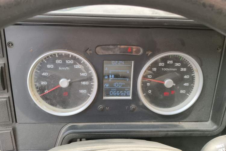Used Iveco Daily 2020 2.5T A35 Passenger Van with Dual Tires Mid-Roof Design 5-9 Seater Side-Sliding Door China V Emission Standard Odometer Close Up