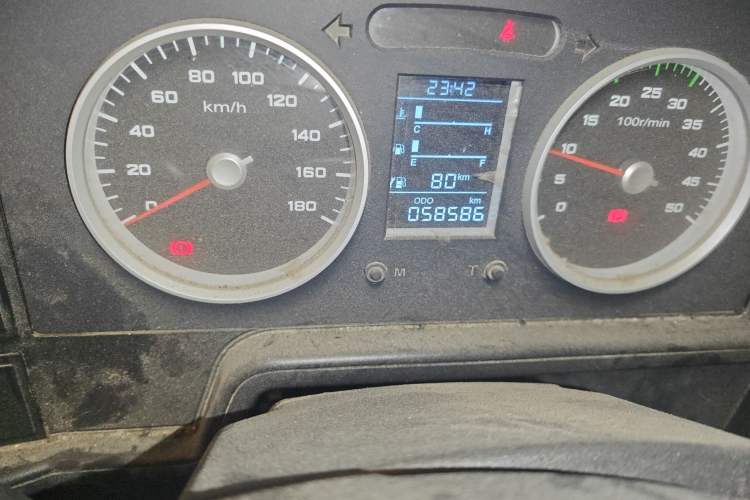 Used Iveco Daily 2020 2.5T A35 Passenger Van with Dual Tires Mid-Roof Design 5-9 Seater Side-Sliding Door China V Emission Standard Odometer Close Up