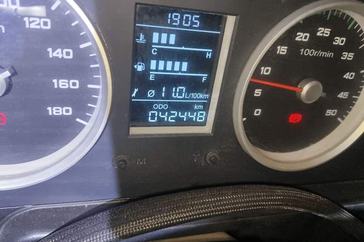 Used Iveco Daily 2020 2.5T A35 Passenger Van with Dual Tires Low Roof 5-9 Seats China V Emission Standard Odometer Close Up