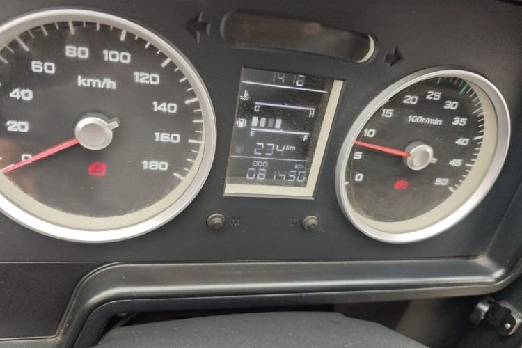 Used Iveco Daily 2020 2.8T A40 Bus Dual Tires Mid-Roof Design 10–17 Seats China V Emission Standard Odometer Close Up