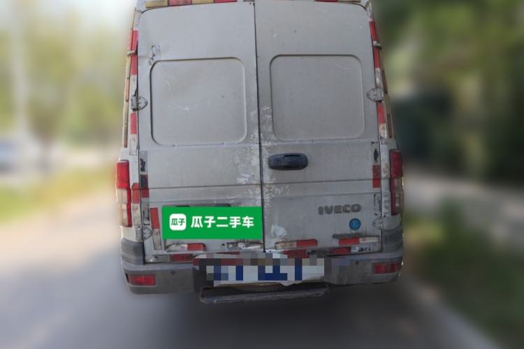 Used Iveco Daily 2020 2.8T V40 Cargo Van with Dual Tires Mid-Roof Design 3 Seats China VI Emission Standard Rear
