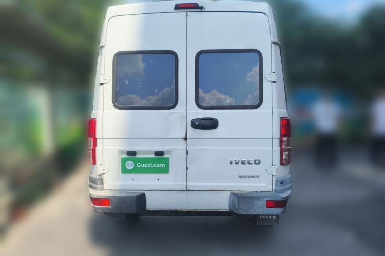Used Iveco Daily 2020 2.5T A35 Passenger Van Single-Tire Mid-Roof Design 5-9 Seats with Sliding Side Door Meeting China V Emission Standards Rear