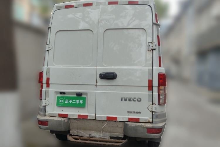 Used Iveco Daily 2020 2.8T V35 Box Truck with Dual Tires Mid-Roof Design 3 Seats Emission Standard China V Rear