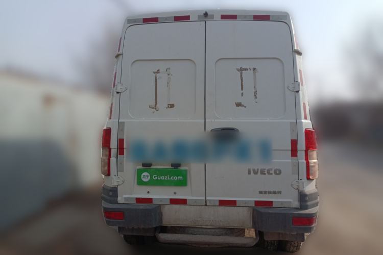 Used Iveco Daily 2020 2.8T V40 Cargo Van with Dual Tires Mid-Roof Design 3 Seats China V Emission Standard Rear