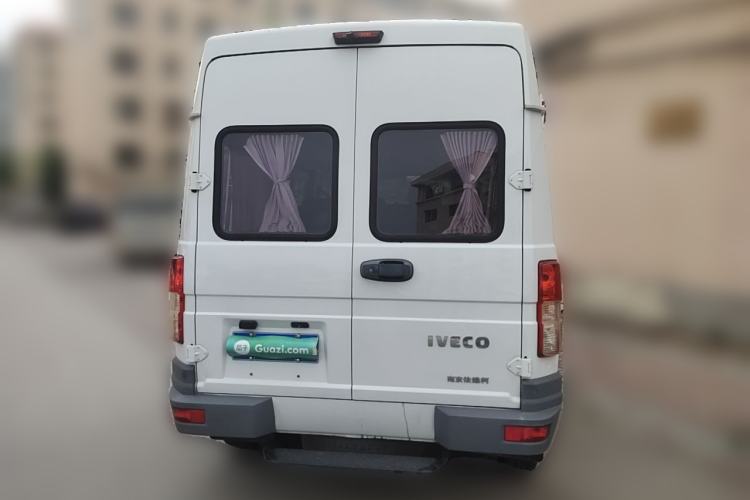 Used Iveco Daily 2020 2.5T A35 Passenger Van Dual Tires Mid-Roof Design 5-9 Seats China VI Standard Rear