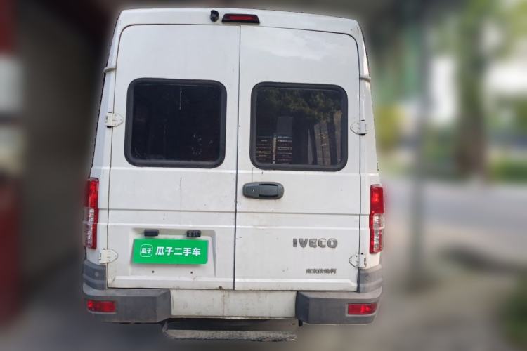 Used Iveco Daily 2020 2.5T A40 Passenger Van Dual Tires Mid-Roof Design 5-9 Seats China VI Emission Standard Rear