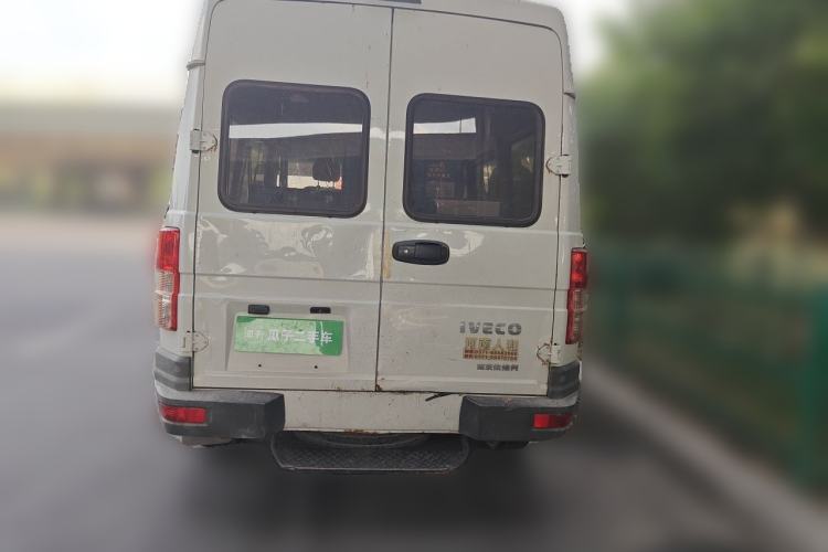 Used Iveco Daily 2020 2.5T A35 Passenger Van Single-Tire Mid-Roof Design 5-9 Seats with Sliding Side Door Meeting China V Emission Standards Rear