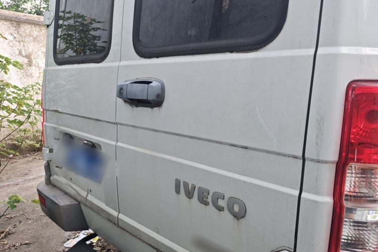 Used Iveco Daily 2020 2.5T A35 Passenger Van with Dual Tires Mid-Roof Design 5-9 Seater China V Emission Standard Rear