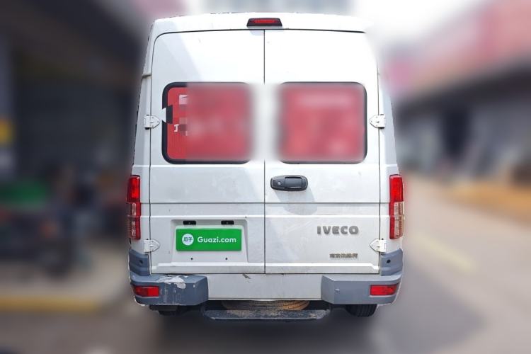 Used Iveco Daily 2020 2.5T A35 Passenger Van Single-Tire Mid-Roof Design 5-9 Seats with Sliding Side Door Meeting China V Emission Standards Rear