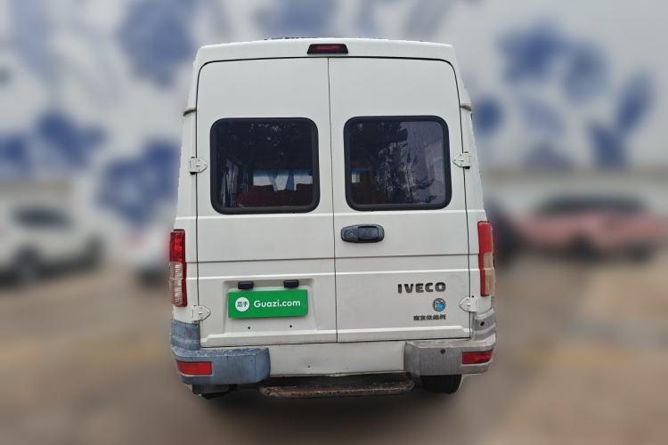Used Iveco Daily 2020 2.5T A35 Passenger Van Single-Tire Mid-Roof Design 5-9 Seater with Sliding Side Door Meeting China VI Emission Standards Rear