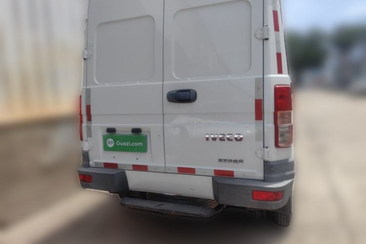 Used Iveco Daily 2020 2.8T V35 Box Truck with Dual Tires Mid-Roof Design 3 Seats Emission Standard China V Rear
