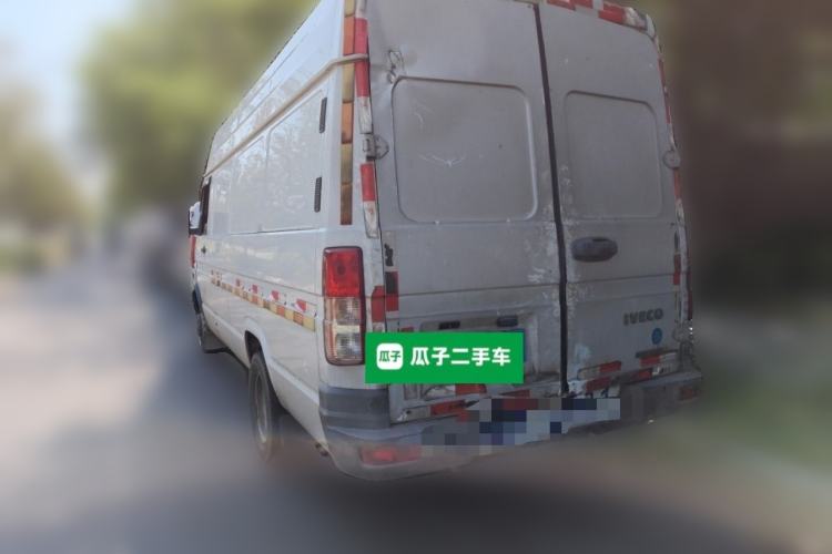 Used Iveco Daily 2020 2.8T V40 Cargo Van with Dual Tires Mid-Roof Design 3 Seats China VI Emission Standard Rear Left 45 Deg