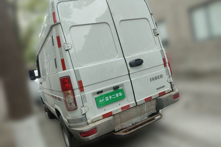Used Iveco Daily 2020 2.8T V35 Box Truck with Dual Tires Mid-Roof Design 3 Seats Emission Standard China V Rear Left 45 Deg