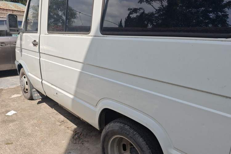 Used Iveco Daily 2020 2.5T A35 Passenger Van with Dual Tires Mid-Roof Design 5-9 Seater China V Emission Standard Rear Left 45 Deg