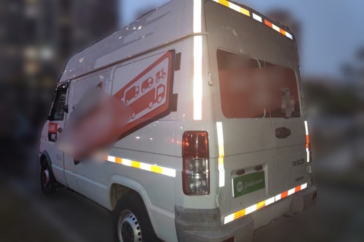 Used Iveco Daily 2020 2.8T V35 Box Truck with Dual Tires Mid-Roof Design 3 Seats Emission Standard China V Rear Left 45 Deg