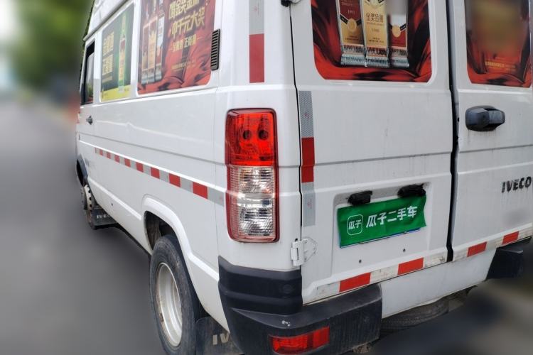 Used Iveco Daily 2020 2.8T V35 Box Truck with Dual Tires V35 Mid-Roof Design 3-Seater and Side-Sliding Door—China-V Standards Rear Left 45 Deg
