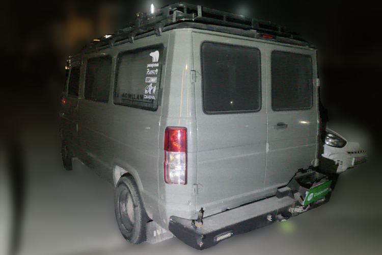 Used Iveco Daily 2020 2.5T A35 Passenger Van with Dual Tires Low Roof 5-9 Seats China V Emission Standard Rear Left 45 Deg